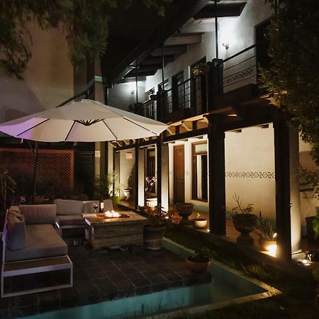 Yox Hotel Boutique San Cristóbal de Las Casas エクステリア 写真 The hotel's courtyard at night