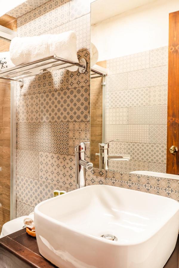 Yox Hotel Boutique San Cristóbal de Las Casas エクステリア 写真 Bathroom tiles