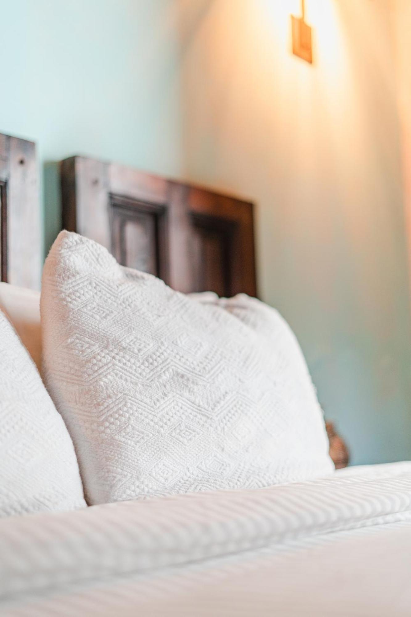 Yox Hotel Boutique San Cristóbal de Las Casas 部屋 写真 A throw pillow