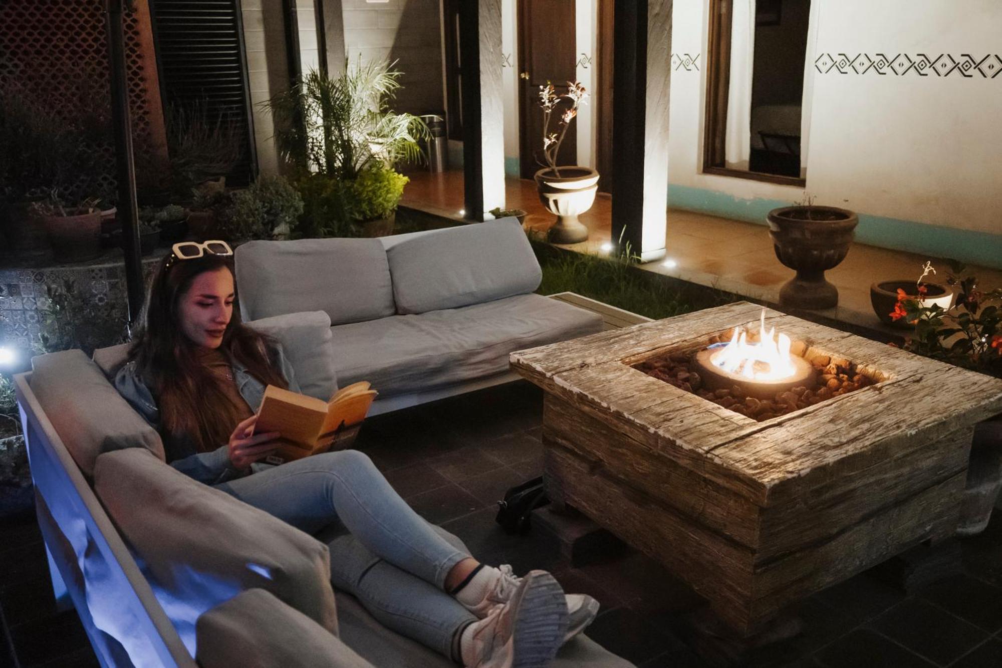 Yox Hotel Boutique San Cristóbal de Las Casas エクステリア 写真 A woman reading a book in a hotel