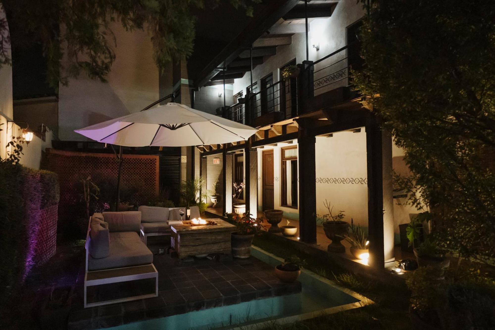 Yox Hotel Boutique San Cristóbal de Las Casas エクステリア 写真 The hotel's courtyard at night